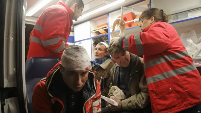 Поруч чергувала карета "швидкої", де надавали першу медичну допомогу постраждалим. Офіційних даних про кількість постраждалих немає. Активісти кажуть, їх кілька десятків.