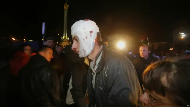 Незважаючи на травми і сльозогінний наз, люди не спішили розходитися.