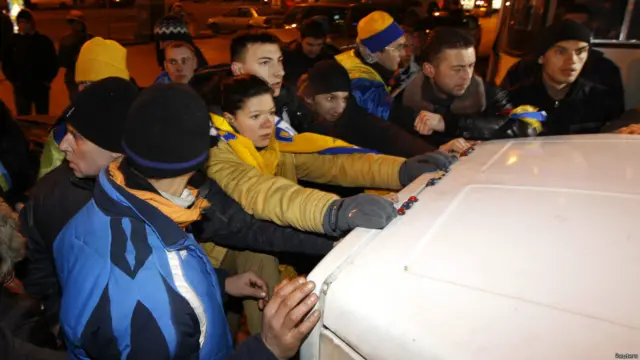 Активісти, серед яких співачка Руслана, вимагали звільнити затриманих. За офіційними даними, затримано 35 осіб.