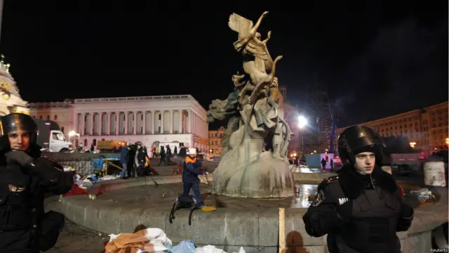 Вигнавши з площі активістів, міліція оточила місце протесту кільцем. Комунальні служби почали прибирати сміття.