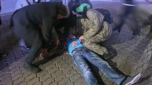 У МВС "активні дії "Беркуту" пояснили провокаціями мітингувальників, які начебто "почали чинити опір міліціонерам, кидати у них сміттям, склянками, пляшками з водою та підпаленими палками". Мітингувальники, з якими спілкувалася ВВС Україна, це заперечують.