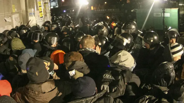 Після 4-ї години ранку спецпідрозділи міліції оточили протестувальників і почали "зачищати" площу біля стели Незалежності, де було понад тисяча активістів.