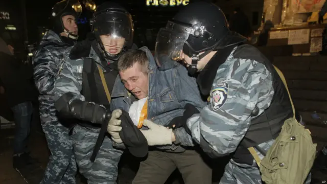 Свідки події розповіли ВВС Україна, що людей виводили через коридор з міліціонерів, продовжуючи їх бити.