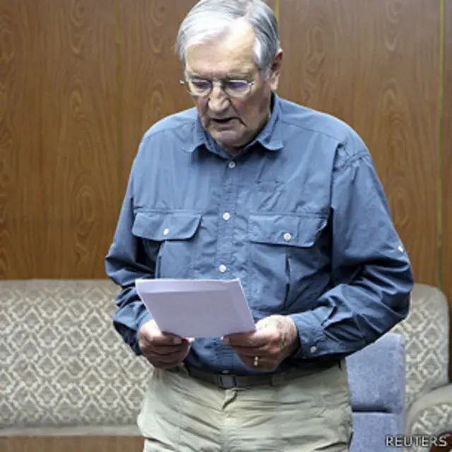 美國老兵美林•E•紐曼在朝鮮某不明地點宣讀「謝罪書」（朝中社2013年11月30日發放照片）