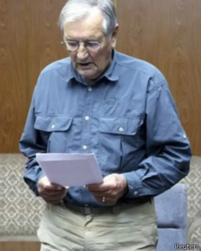 تصاویری از میریل نیومن در حال عذرخواهی بود پخش شد