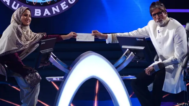 کے بی سی میں ایک کروڑ جیتے والی پہلی مسلم خاتون شو کے میزبان امیتابھ بچن کے ساتھ