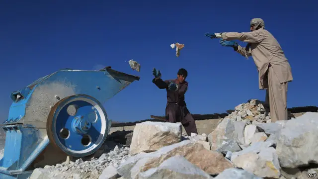 افغان کارګر د مزوردۍ د نرخ له ټیټوالي هم شکایت کوي