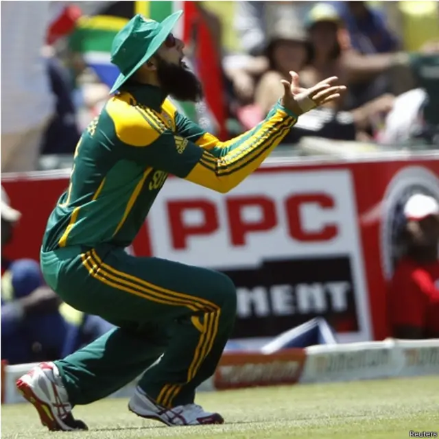 ہاشم آملہ نے میچ میں عمدہ فیلڈنگ کا مظاہرہ کیا اور دو کیچ پکڑے۔