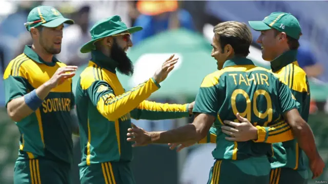 جنوبی افریقی سپنر عمران طاہر نے دو وکٹیں تو لیں لیکن اس کے لیے انھوں نے 56 رنز بھی دیے۔