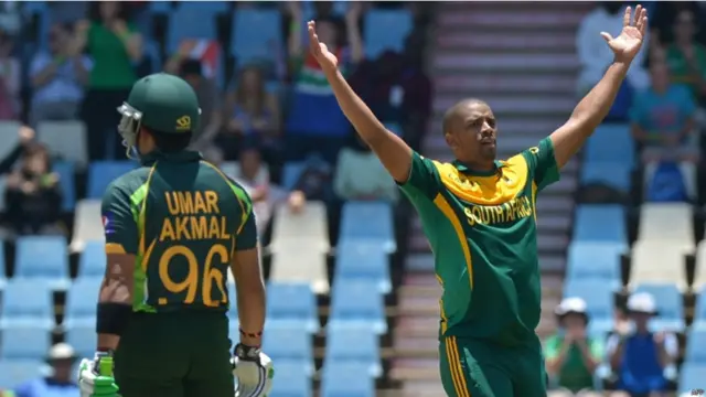 فیلینڈر نے احمد شہزاد اور عمر اکمل کی اہم وکٹیں لے کر پاکستانی ٹیم کو بڑا سکور کرنے سے باز رکھا۔