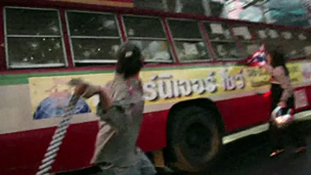 پرامن مظاہرہ اس وقت پرتشدد ہوگیا جب مظاہرین نے حکومت حامی مظاہرین کی گاڑیوں کو نشانہ بنایا