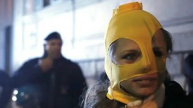 تظاهرات هواداران گروه راک پوسی رایوت در مقابل هتل ولادیمیر پوتین 