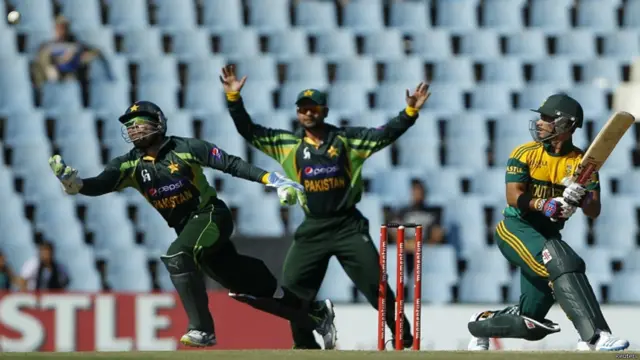 ڈومینی کو عبدالرحمان نے وکٹ کیپر عمر اکمل کے ہاتھوں کیچ کروا کے ٹیم کو چوتھی وکٹ دلوائی۔