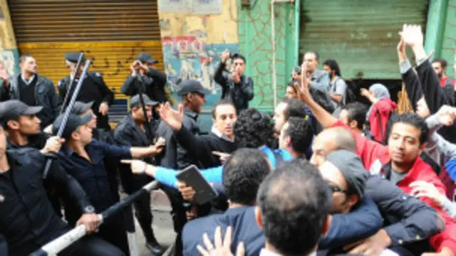 منذ بدء تطبيق قانون التظاهر اعتقلت السلطات العشرات بتهمة التحريض على التظاهر