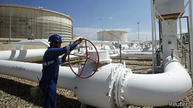 تراجع انتاج النفط بسبب اضطرابات في ليبيا وأعمال صيانة في نيجيريا