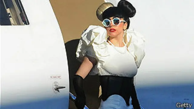 Lady Gaga saliendo de su jet