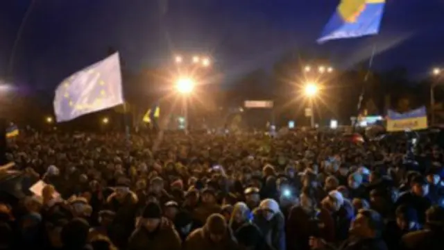په زرګونه خلک د کيېف په ازادۍ ميدان کې د حکومت ضد احتجاجونو کې راغونډ شوي دي