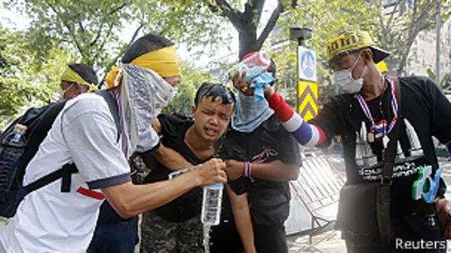 කැරලි මර්ධක පොලිසිය උද්ඝෝෂකයන්ට කඳුළු ගෑස් සහ ජල කාලතුවක්කු ප්රහාර එල්ල කළේය