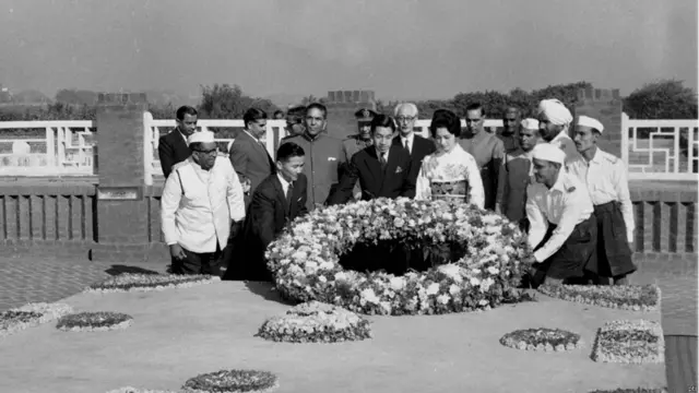 यह तस्वीर 30 नवंबर,1960 की है जब अकिहितो और मिशिको जापान के युवराज और युवरानी की हैसियत से भारत आए थे. इस तस्वीर में वे महात्मा गांधी की समाधि पर फूल अर्पित कर रहे हैं.