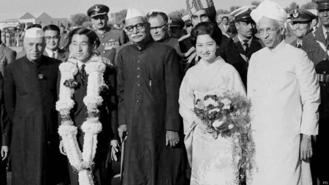 53 साल पहले जापान के राजकुमार और राजकुमारी अपना हनीमून मनाने यहां आए थे. तस्वीर में इस जोड़ी के साथ भारत के तत्कालीन प्रधानमंत्री पंडित जवाहरलाल नेहरू, तत्कालीन राष्ट्रपति डॉ. राजेंद्र प्रसाद, और उपराष्ट्रपति सर्वपल्ली राधाकृष्णन नजर आ रहे हैं.