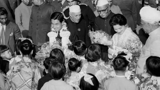 पालम हवाईअड्डे पर लोगों ने इनका जोर-शोर से स्वागत किया. इनमें भारत के प्रधानमंत्री और राष्ट्रपति और उपराष्ट्रपति भी शामिल हैं.