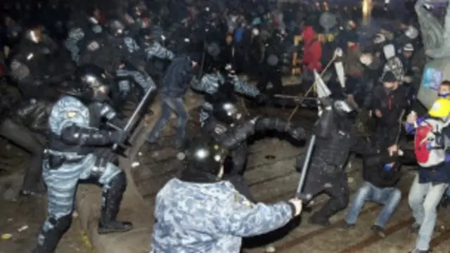 在警方暴力驅散示威者後,烏克蘭反對派周日再次舉行大規模抗議。