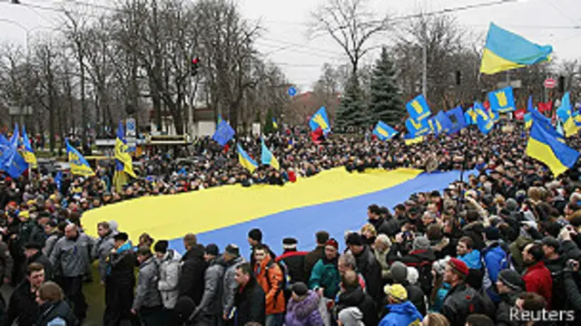Manifestantes con la bandera de Ucrania