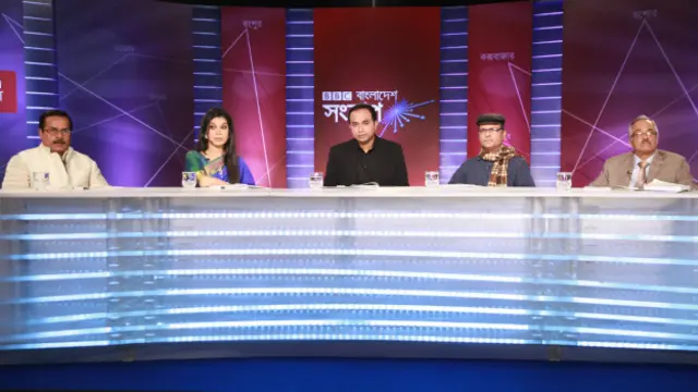 প্যানেল সদস্য বাঁ থেকে : আওয়ামী লীগের যুগ্ম সাধারণ সম্পাদক সাবেক প্রতিমন্ত্রী জাহাঙ্গীর কবির নানক, সাংবাদিক কাজী জেসিন, অনুষ্ঠান সঞ্চালক আকবর হোসেন, ঢাকা বিশ্ববিদ্যালয়ের অধ্যাপক এবং সিপিবির কেন্দ্রীয় কমিটির সদস্য এম এম আকাশ এবং সুপ্রিম কোর্ট আইনজীবী সমিতির সভাপতি এবং বিএনপি চেয়ারপার্সনের উপদেষ্টা জয়নুল আবেদীন।