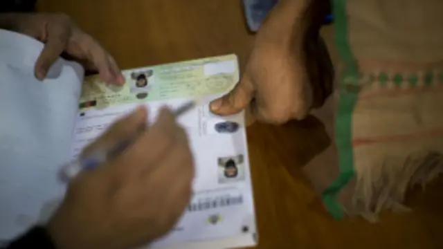 د افغانستان د ټاکنو خپلواک کمېسیون وايي لا هم نه دي توانېدلي چې په څلورو ولسوالیو کې د رایو کارتونه وویشي.