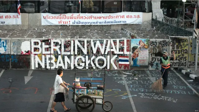 تھائی لینڈ کے دارالحکومت بنکاک میں پرتشدد حکومت مخالف مظاہرے جاری ہیں۔گورنمنٹ ہاؤس کی جانب جانے والے راستے بند کر دیے گئے ہیں اور رکاوٹی دیوار کو مظاہرین ’بنکاک کی دیوارِ برلن‘ قرار دے دیا ہے۔ 