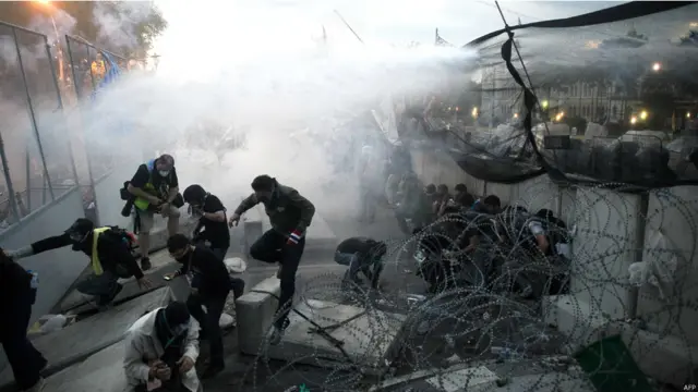 سکیورٹی فورسز نے مظاہرین کو منتشر کرنے کے لیے پانی کی تیز دھار کا استعمال کیا۔ 