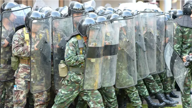 سکیورٹی فورسز مظاہرین کو روکنے کے لیے آگے پیش قدمی کر رہی ہیں۔ 