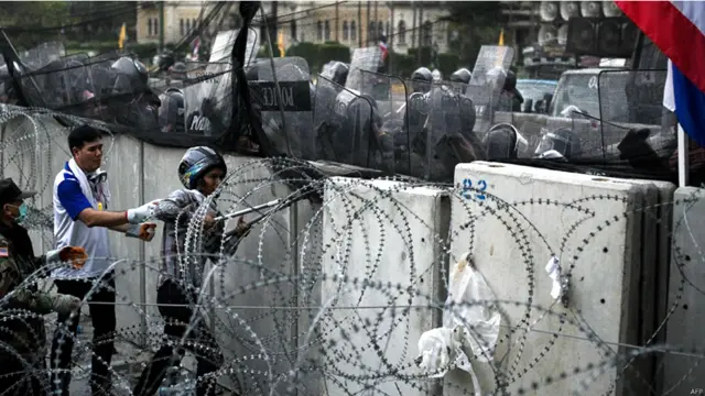 مظاہرین دیوار سے پہلے بچھائی گئی خاردار تار کو کاٹنے کی کوشش بھی کرتے دکھائی دیے۔