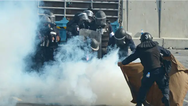 مظاہرین نے سکیورٹی فورسز کی جانب سے پھینکے گئے آنسو گیس کے شیل واپس سکیورٹی فورسز پر بھی پھینکے۔ 