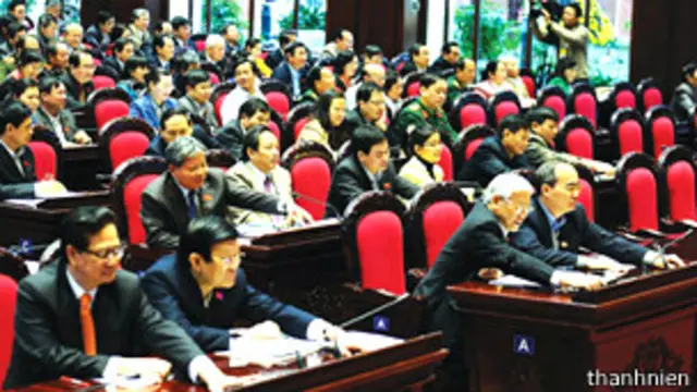 Lãnh đạo Việt Nam thông qua Hiến pháp