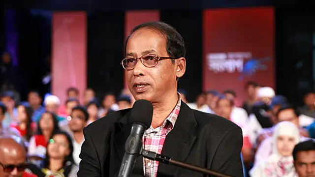 প্রশ্ন করছেন একজন দর্শক