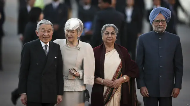 30 नवंबर को दिल्ली एयरपोर्ट पर भारत के प्रधानमंत्री डॉ. मनमोहन सिंह और उनकी पत्नी गुरशरण कौर ने जापान के सम्राट और उनकी पत्नी का स्वागत किया.