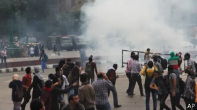 تمكنت قوات الأمن من تفريق المئات من أنصار مرسي تجمعوا بميدان التحرير