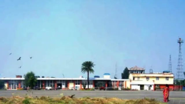 یو مساپر وايي خدای مو هیڅکله د دغه هوايي ډګر تشنابونو ته اړتیا مه پېښوه.