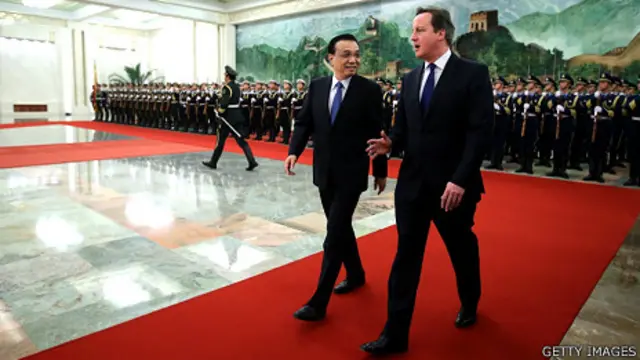 卡梅伦(右)与李克强在欢迎仪式上交谈(2/12/2013)