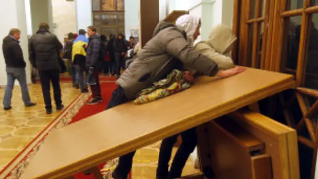 سینکڑوں مظاہرین دارالحکومت کیئیف کے سٹی ہال میں جمع ہیں