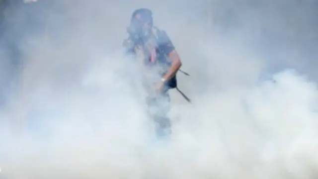 أطلقت الشرطة الغاز المسيل للدموع لحماية مقر الحكومة التايلاندية