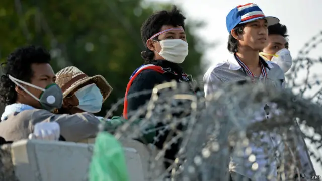 نامہ نگاروں کا کہنا ہے کہ مظاہرین کی تعداد پہلے کی نسبت کم ہے