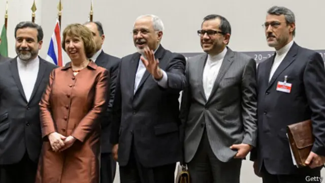 عکس یادگاری گروه مذاکره کننده ایران و کاترین اشتون. عباس عراقچی نفر اول از سمت چپ است