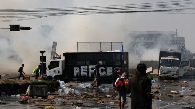 Chính phủ của bà Yingluck, vốn được ủng hộ rộng rãi của người dân nông thôn, đã lên nắm quyền sau chiến thắng trong cuộc bầu cử 2011.

Tuy nhiên người biểu tình nói chính phủ bị anh trai bà Yingluck, cựu Thủ tướng Thaksin Shinawatra, giật dây. 