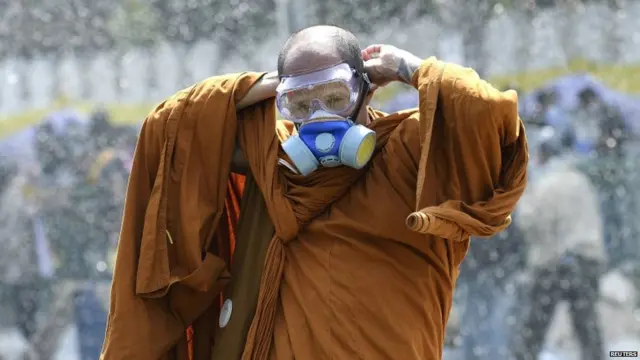 Một số trường học và doanh nghiệp vẫn đóng cửa hôm thứ Hai 2/12.