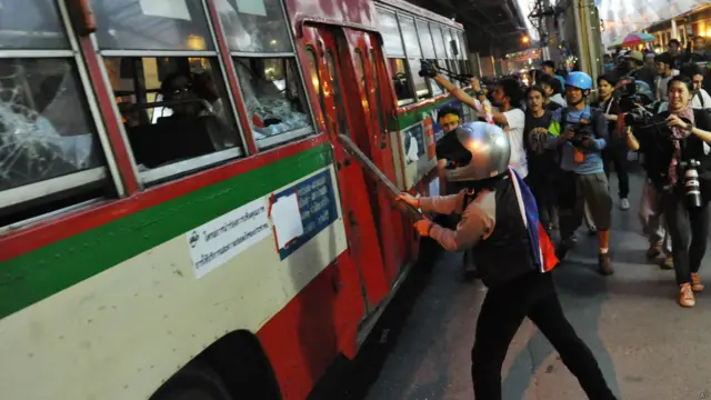 ආණ්ඩුවිරෝධීන් රැගත් බස් රථයට පහර දෙන ලද්දේ බැංකොක් අග නුවරදීය.