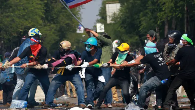 තවත් විරෝධතාවාදීන් කණ්ඩායමක්