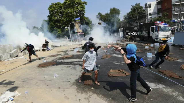 විරෝධතාවාදීහු ගල්මුල් වලින් පහර දෙති.