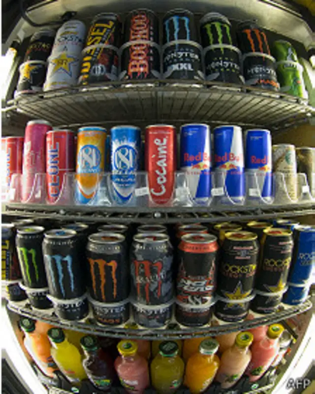 Nevera con bebidas energéticas.